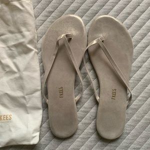 TKees silver shimmery sandals size US9 never worn